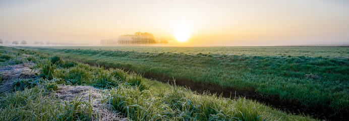 Leichter Morgennebel mit Sonnenaufgang über ein Naturschutzgebiet © Countrypixel