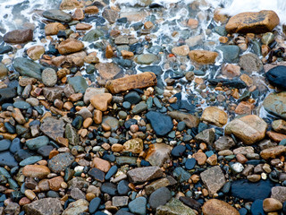 Waves on many colored stones