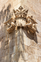 Königliches Wappen von Valencia von zwei Engeln getragen an der Fassade der Seidenbörse (La Lonja de la Seda)