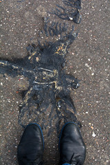 Asphaltboden mit Schuhen