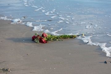 Un ramo de flores en la orilla de la playa.