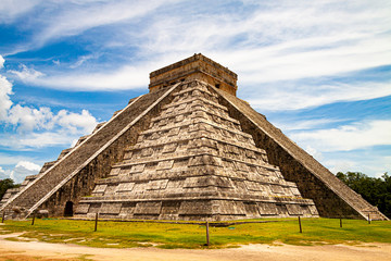 PANORAMIC VIEW OF PYRAMID OF CHICHEN ITZA IN MEXICO
