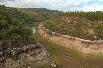 Obraz premium The Ponsul River is a affluent of the Tejo River, in Portugal, and is a very large river. At this time it is completely dry, without water and with its bed cracked due to climate change