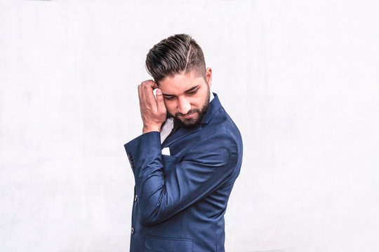 junger Businessman guckt gedankenvoll