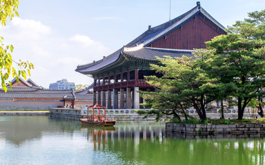 Naklejka premium Gyeonghoeru Pavilion in Gyeongbokgung Palace at a sunny day