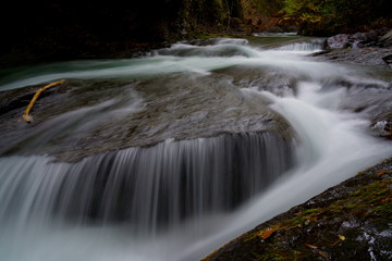 Fototapeta premium 秋の渓流の風景 -日本 長野県 とけん峡
