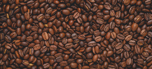 Kaffeebohnen auf dem Tisch