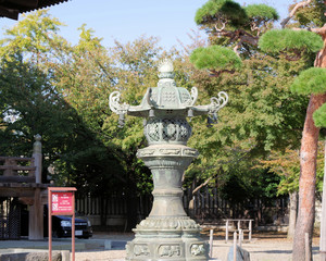 Fototapeta na wymiar お寺の境内の灯籠