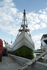 Naklejka premium Traditional ships at port