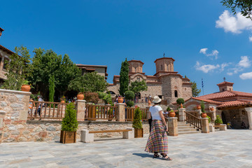 Obraz premium montaña, meteora, mujer, monasterio, vestido, chica, blanco, sombrero