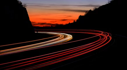 Wandaufkleber Rücklichtstreifen nachts auf der Autobahn. Lange Exposition. © Tom O'Connor Photos