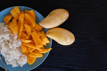 Mango sticky rice on a blue plate