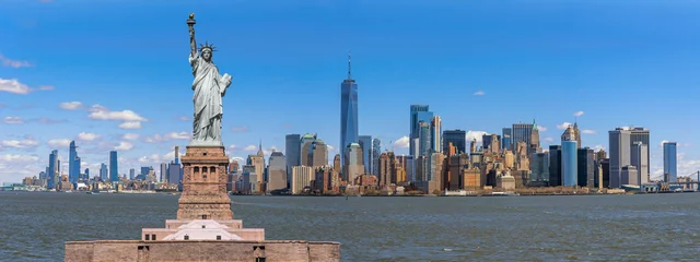 Foto auf Acrylglas Manhattan Die Freiheitsstatue über der Panoramaszene des New Yorker Stadtbilds am Flussufer, der Standort ist Lower Manhattan, Vereinigte Staaten von Amerika, USA, Architektur und Gebäude mit touristischem Konzept