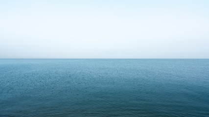 Obraz premium Calm sea surface and blue sky landscape