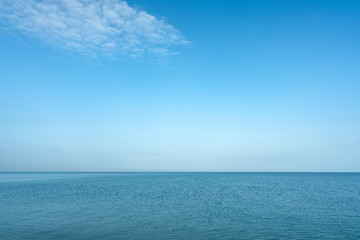 Obraz premium Calm sea surface and blue sky landscape