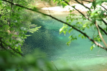 渓谷を流れる川