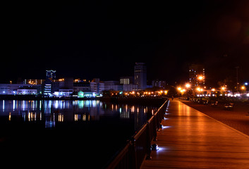 春の公園 夜景　神奈川県横須賀市ヴェルニー公園の風景