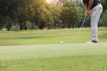 Obraz premium Golfer playing golf in beautiful golf course in the evening golf course with sunshine in thailand