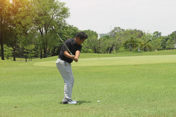 Obraz premium Golfer playing golf in beautiful golf course in the evening golf course with sunshine in thailand