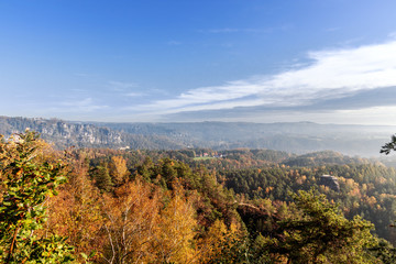 Naklejka premium Blick ins herbstlich gefärbte Elbsandsteingebirge mit Bastei