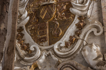 altar mit gold verzierungen in einer schlosskapelle
