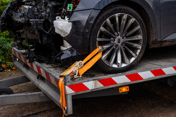 Obraz premium ein Unfallwagen ist mit einem orangen Gurt befestigt