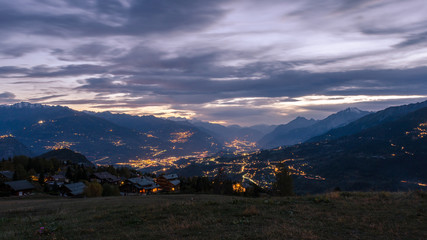 Vue nocturne de la vallée du Rhône en Suisse