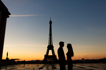 Fototapeta na wymiar Silhouette of couple and Eiffel tower