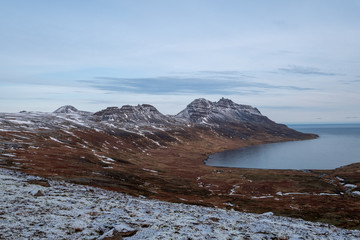 Die Berge Fýlsdalsfjall und Kambur an der Bucht Veiðileysa nahe der Ortschaft Djupavik in den isländischen Westfjorden