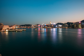 Obraz premium Long exposure photography of Victoria Harbor in Hong Kong 