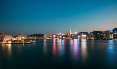 Obraz premium Long exposure photography of Victoria Harbor in Hong Kong 