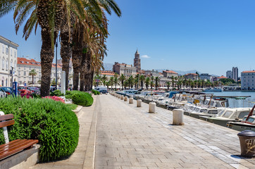 Obraz premium The embankment of the resort town of Split in summer.