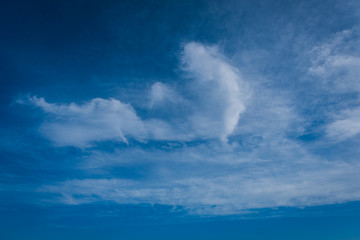 Obraz premium beautiful background of clouds, clearly visible lines of white clouds and blue sky, the top is a sunbeam