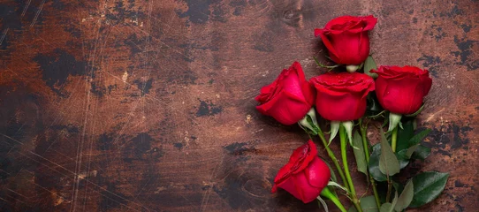 Fotobehang Rode roos bloemen boeket op houten achtergrond Valentijnsdag wenskaart Kopieer ruimte Bovenaanzicht - Image © lizaelesina
