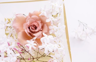 Obraz na płótnie Canvas 花瓶に入れた美しい薔薇とジャスミンの花、インテリア