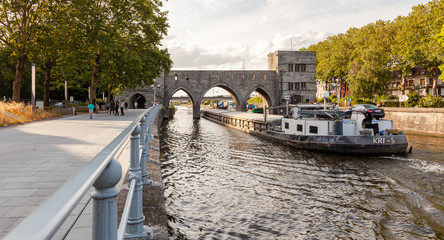 Le pont des trous