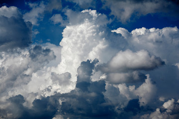 Cielo blu con nuvole