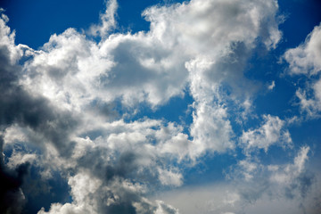 Cielo blu con nuvole