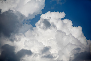 Cielo blu con nuvole