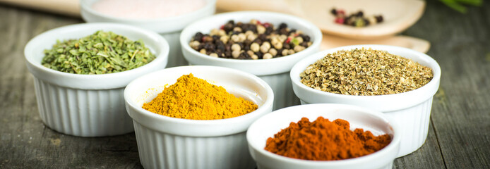 verschiedene leckere gewürze