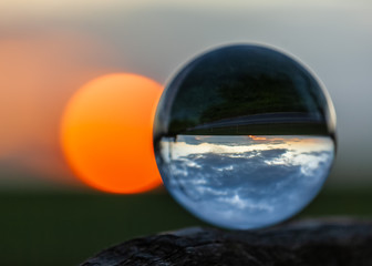 Cristal ball Glaskugel Kugel gespiegeltes Bild mit Sonnenuntergang Sunset