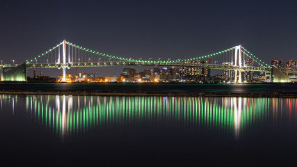 Fototapeta premium 晴海ふ頭から見たレインボーブリッジの夜景と水面反射