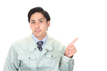 若い男性作業員　案内