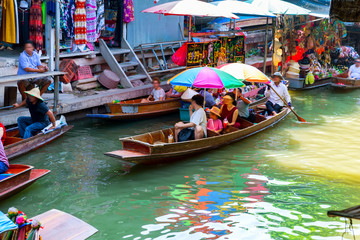 Fototapeta na wymiar Traditional floating market in Damnoen Saduak near Bangkok.