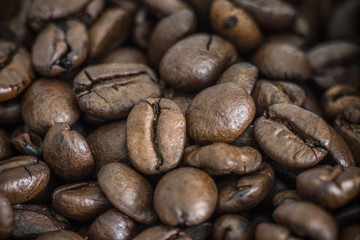 geröstete braune Kaffeebohnen isoliert vergrößert Hintergrund