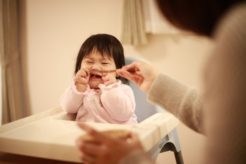 離乳食を嫌がる赤ちゃん