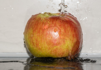 Apfel waschen