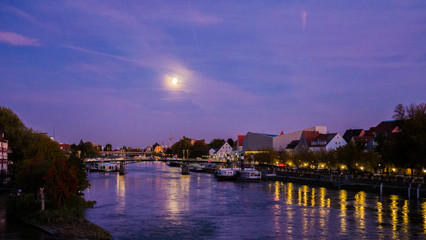 Obraz premium Vollmond über Regensburg