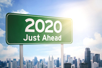 Obraz premium Green signboard with a text of 2020 just ahead