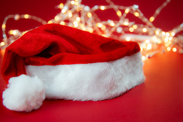 Czapka świętego Mikołaja na tle światełek, świąteczny klimat © andsko